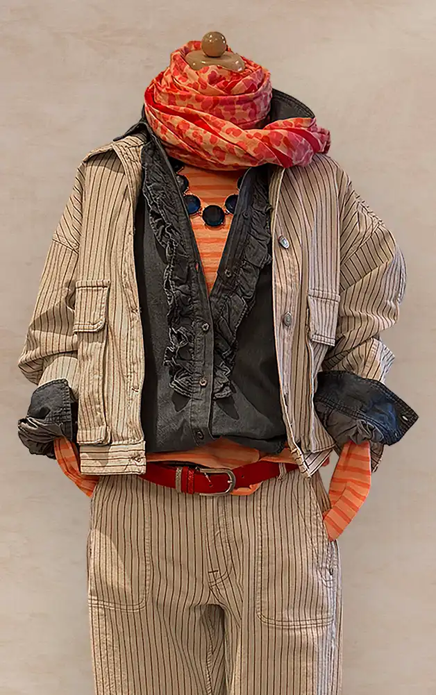 Damenmode - Kombination von Jacke, Bluse und Hose mit Tasche aus der aktuellen Frühlings-/Sommerkollektion 2026