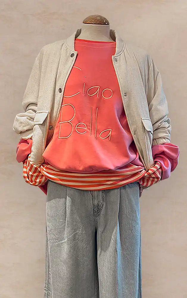 Damenmode - Kombination aus Jacke, Bluse und Hose aus der aktuellen Frühlings-/Sommerkollektion 2026