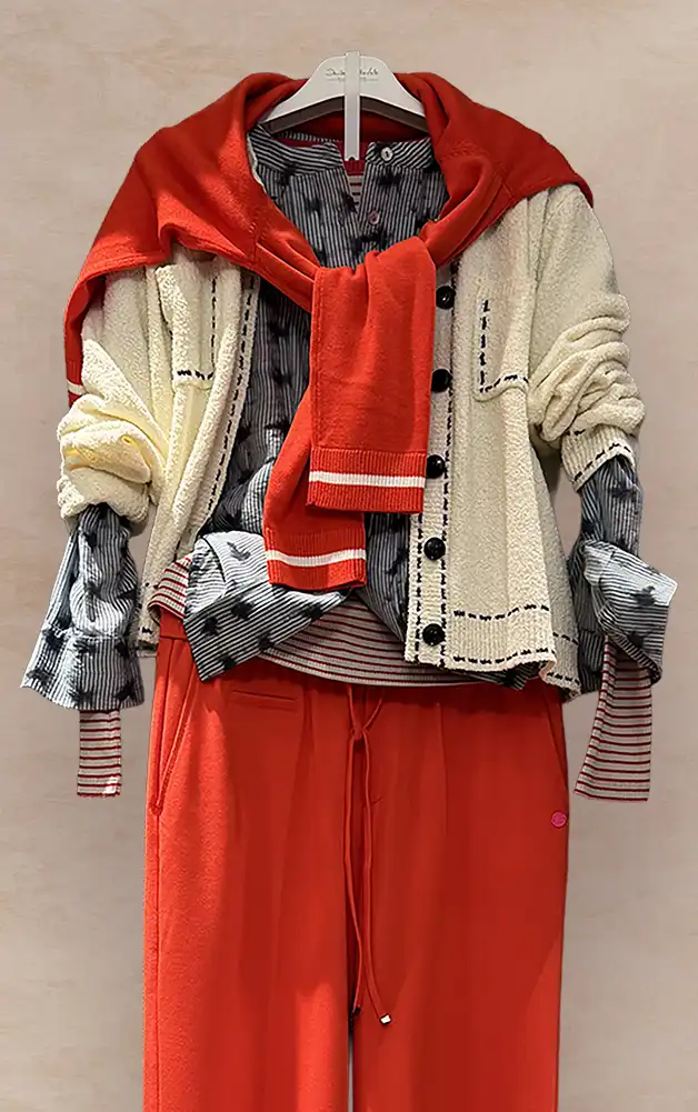 Damenmode - Kombination von Jacke, Bluse und Hose mit Tasche aus der aktuellen Frühlings-/Sommerkollektion 2026