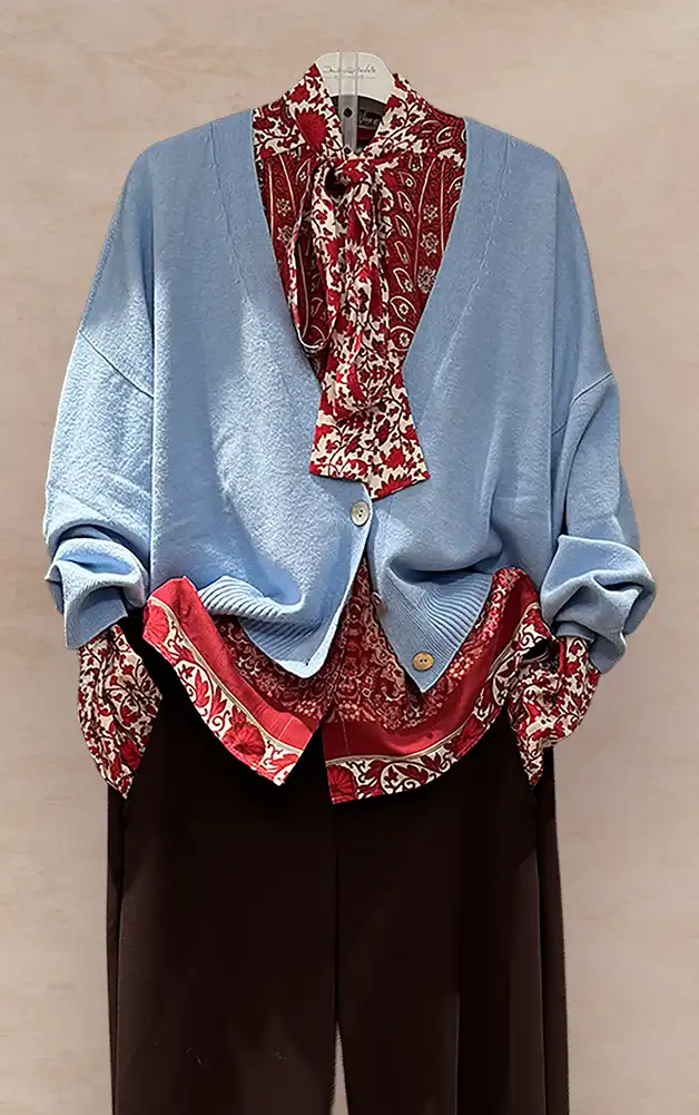 Damenmode - Kombination aus Jacke, Bluse und Hose aus der aktuellen Frühlings-/Sommerkollektion 2026