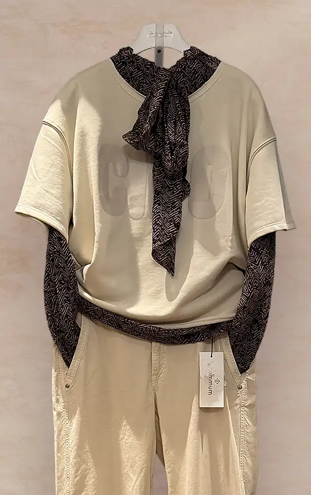 Damenmode - Kombination von Bluse und Hose in Beige mit Tasche aus der aktuellen Frühlings-/Sommerkollektion 2026