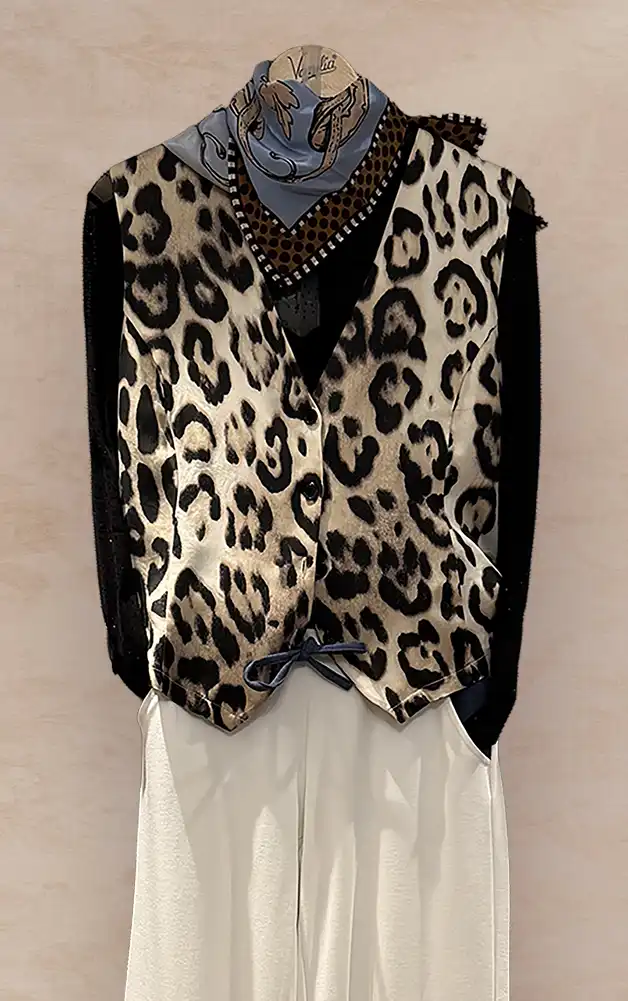 Damenmode - farbige Kombination von Bluse und Rock aus der aktuellen Frühlings-/Sommerkollektion 2026