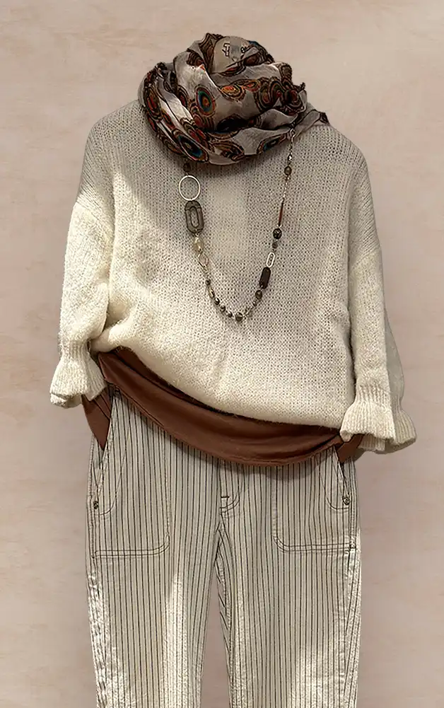 Damenmode - Kombination aus Bluse und gemustertem Rock in Beige aus der aktuellen Frühlings-/Sommerkollektion 2026