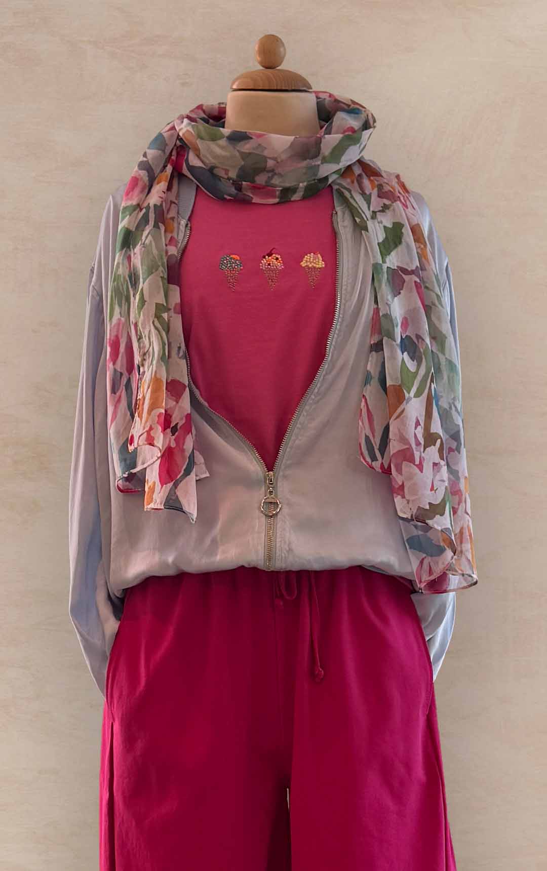 Damenmode - Kombination von Jacke, T-Shirt und Hose mit Basecap aus der aktuellen Frühjahrs-/Sommerkollektion 2025