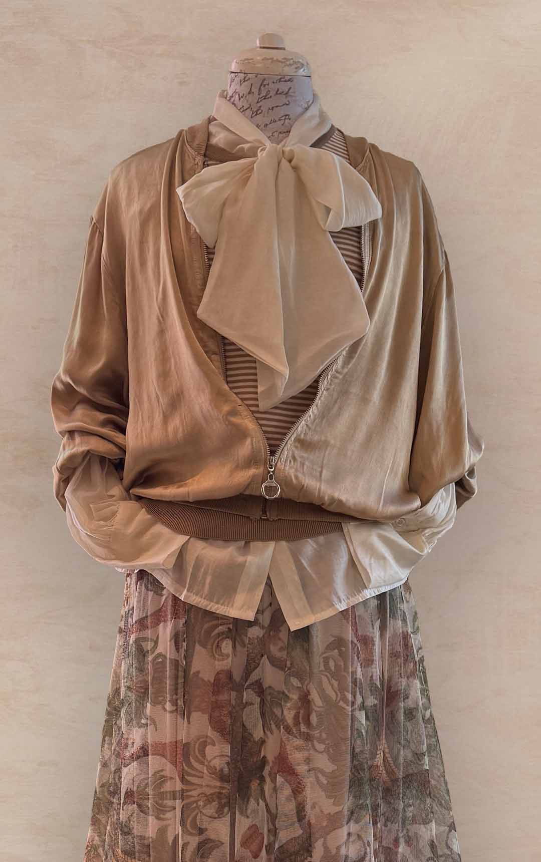 Damenmode - Kombination aus Bluse und gemustertem Rock in Beige aus der aktuellen Frühjahrs-/Sommerkollektion 2025
