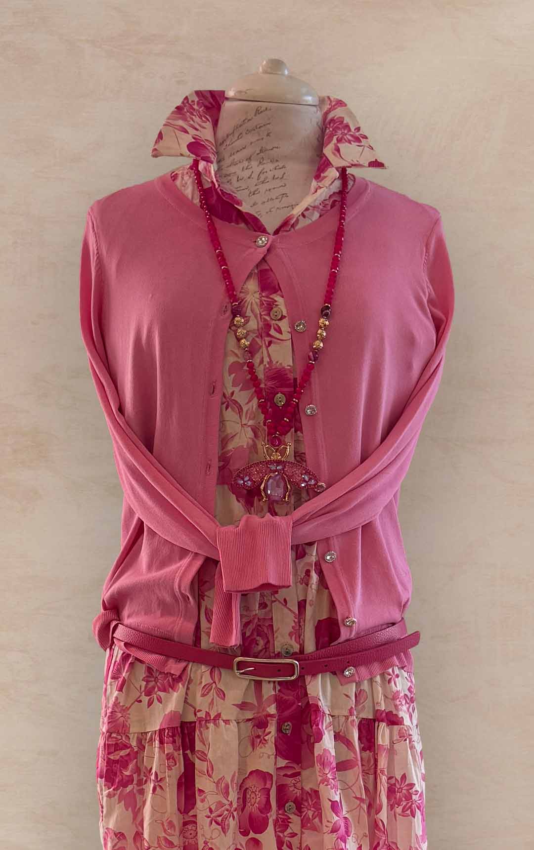 Damenmode - Kombination aus Strickjacke und gemustertem Rock in Rosa aus der aktuellen Frühjahrs-/Sommerkollektion 2025