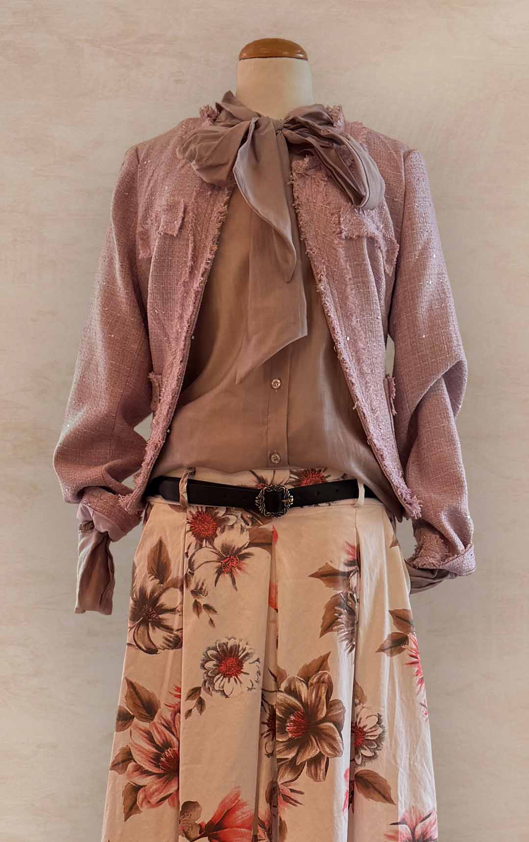 Damenmode - Kombination von Jacke, Bluse und Rock aus der aktuellen Frühjahrs-/Sommerkollektion 2025