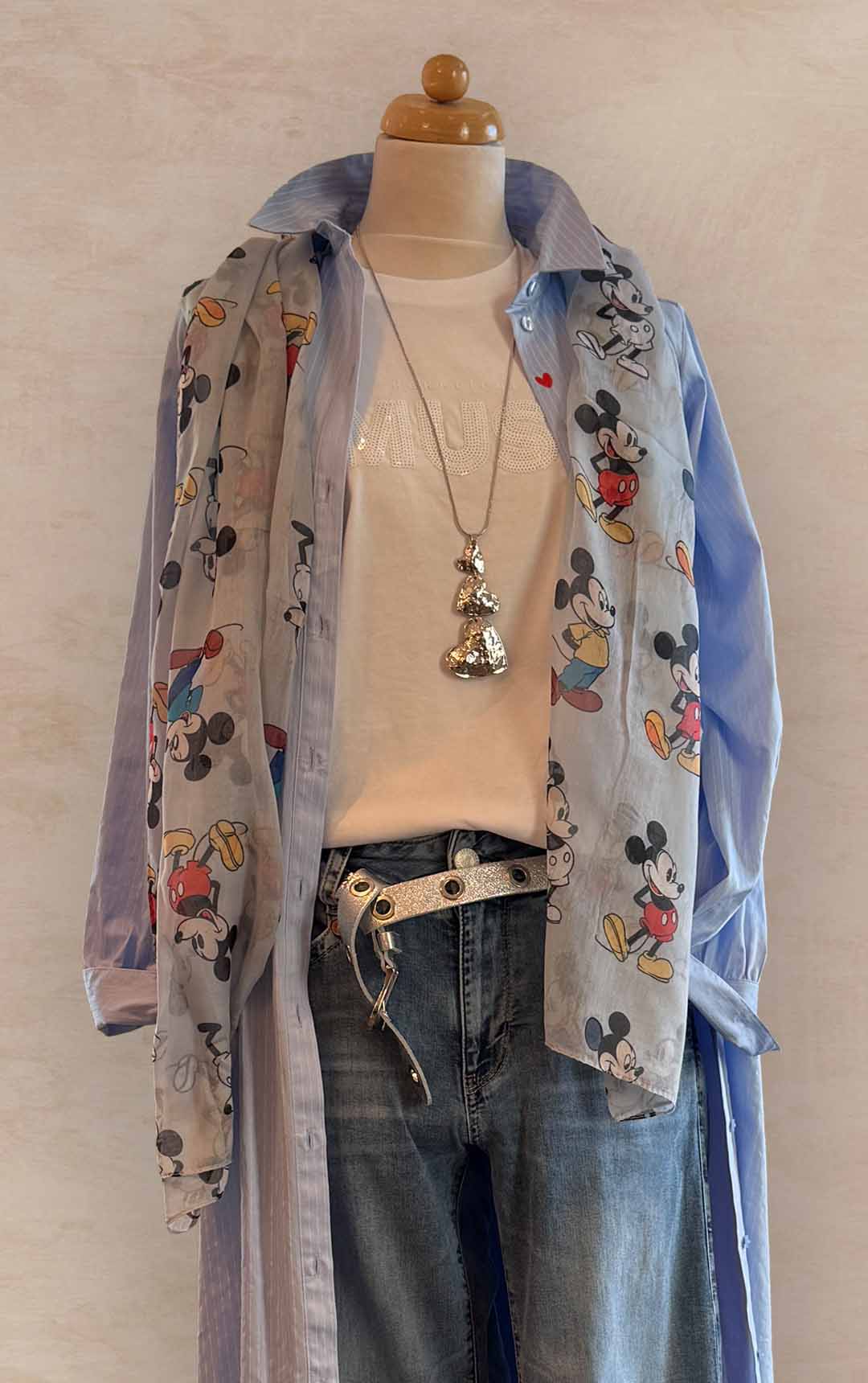 Damenmode - Kombination von Bluse und Hose in Blau mit Schal aus der aktuellen Frühjahrs-/Sommerkollektion 2025