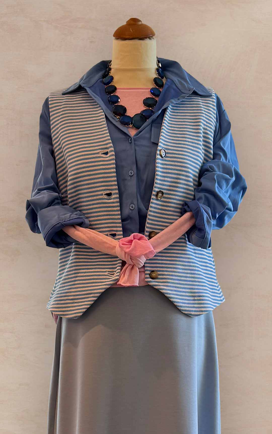 Damenmode - Kombination aus Jacke, Hemd und Rock in Blau und Grau aus der aktuellen Frühjahrs-/Sommerkollektion 2025