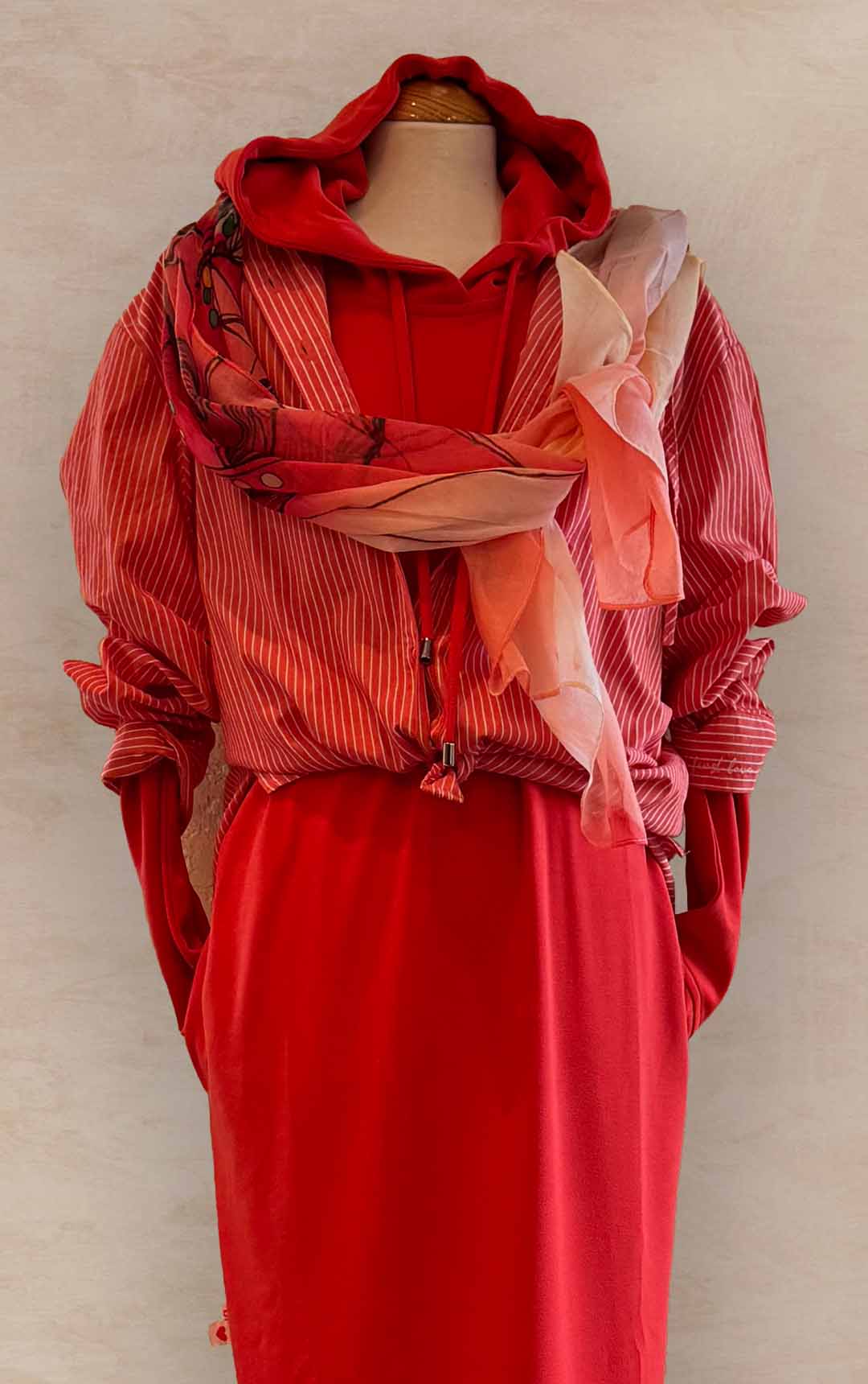 Damenmode - Kombination aus Bluse und Rock mt Tuch in Rot aus der aktuellen Frühjahrs-/Sommerkollektion 2025