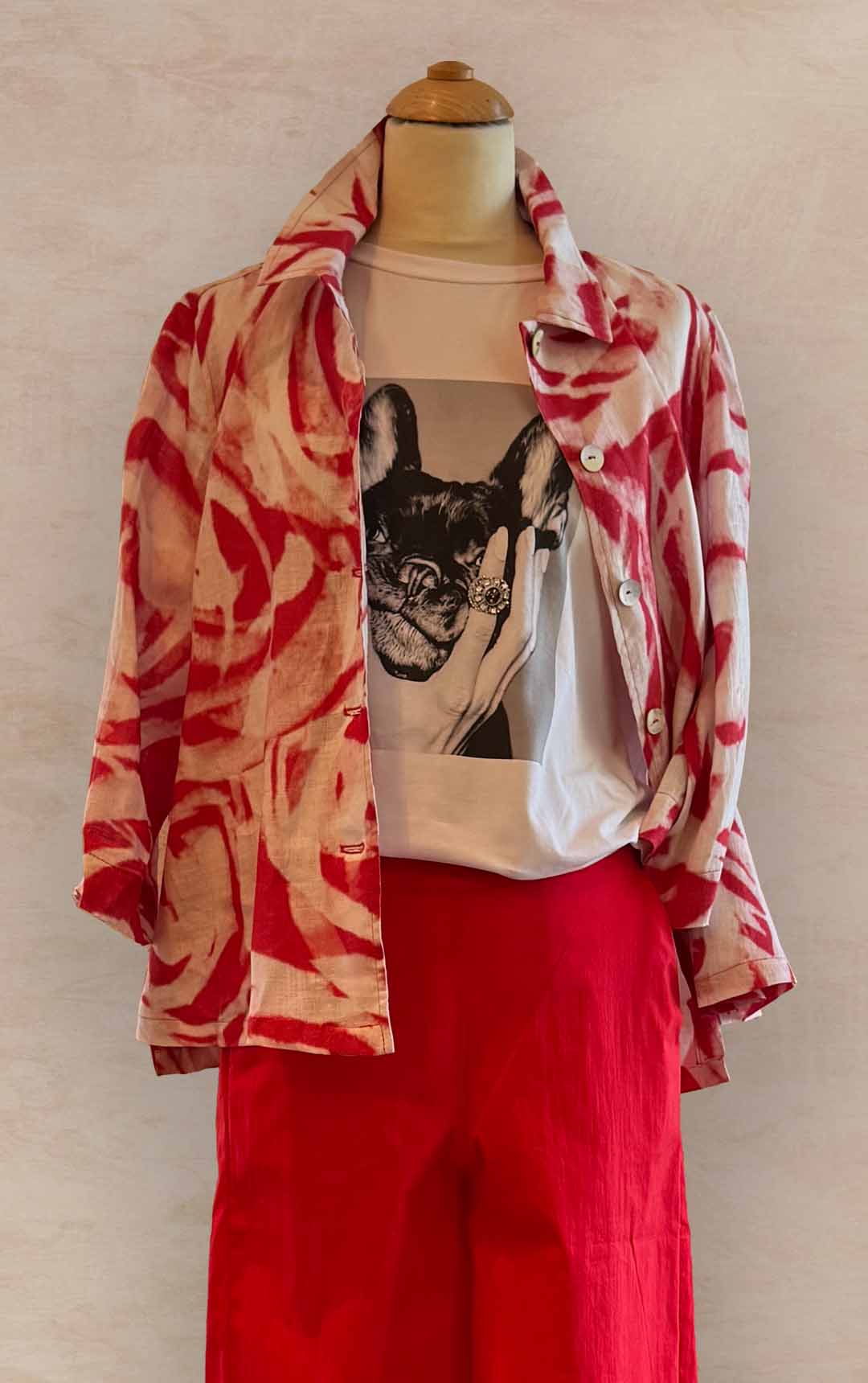 Damenmode - Kombination aus Jacke, T-Shirt und Hose in Rot aus der aktuellen Frühjahrs-/Sommerkollektion 2025