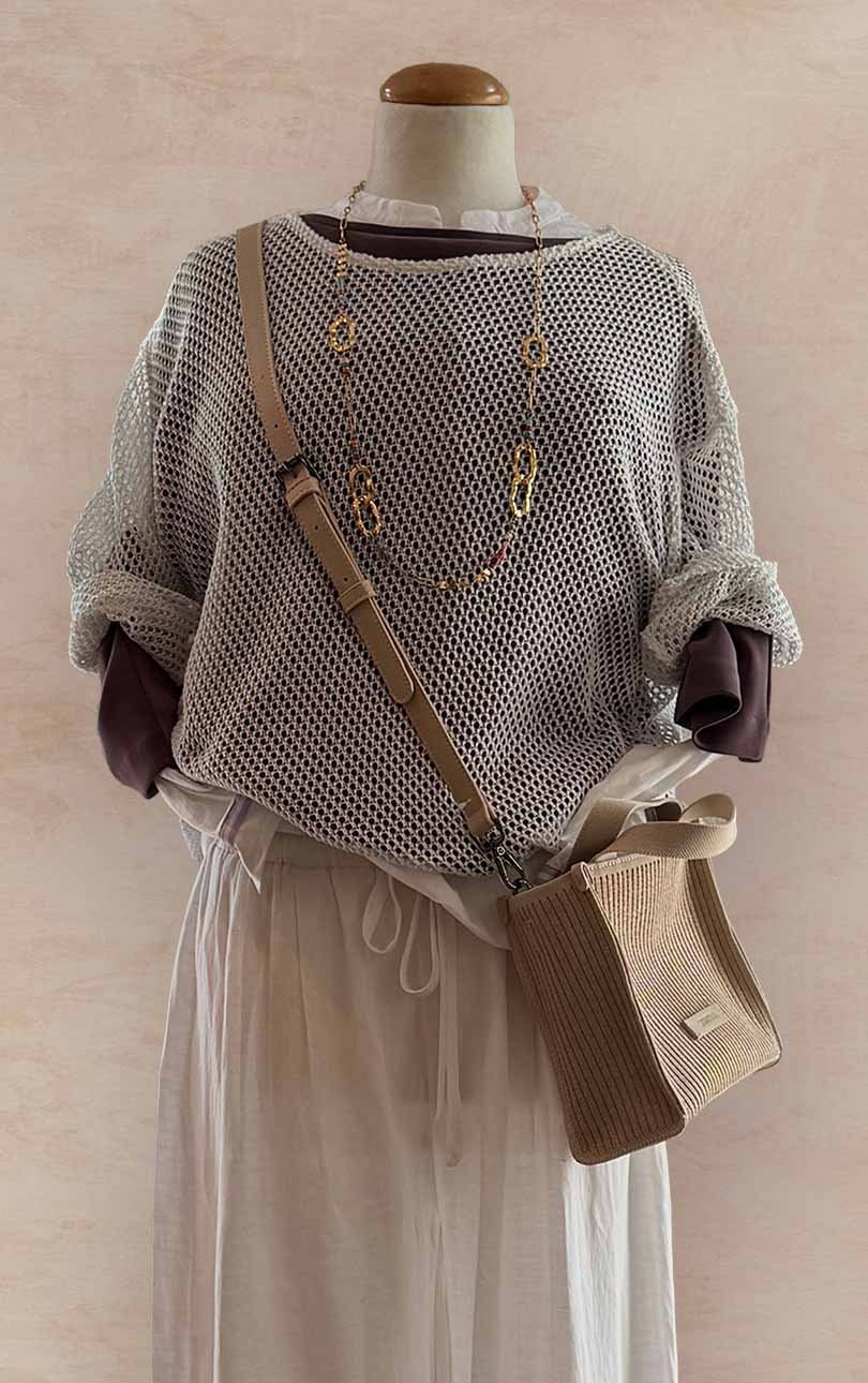 Damenmode - Kombination von Bluse und Hose in Beige mit Tasche aus der aktuellen Frühjahrs-/Sommerkollektion 2025