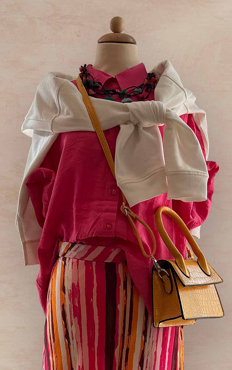 Damenmode - Kombination von Bluse und Hose in Rot mit Tasche aus der aktuellen Frühjahrs-/Sommerkollektion 2025