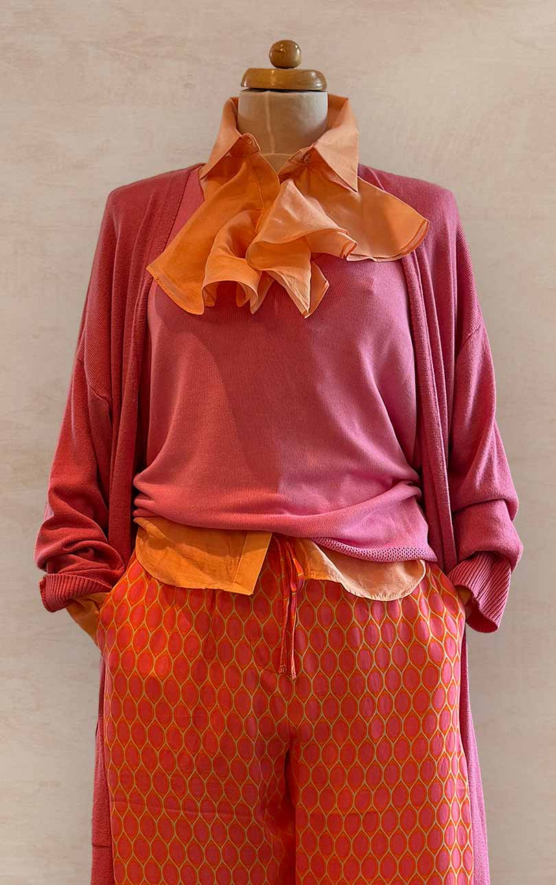 Damenmode - Kombination von T-Shirt und Hose in Orange aus der aktuellen Frühjahrs-/Sommerkollektion 2025