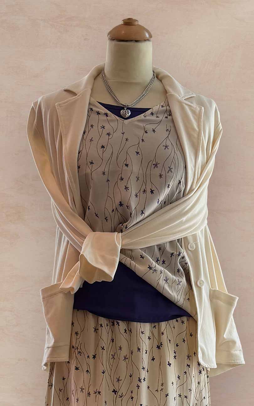 Damenmode - farbenfrohe Kombination von Bluse, Jacke und Hose aus der aktuellen Frühjahrs-/Sommerkollektion 2025