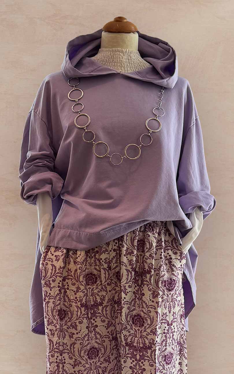 Damenmode - Kombination von Hemd, Jacke und Hose in Creme gemustert aus der aktuellen Frühjahrs-/Sommerkollektion 2025