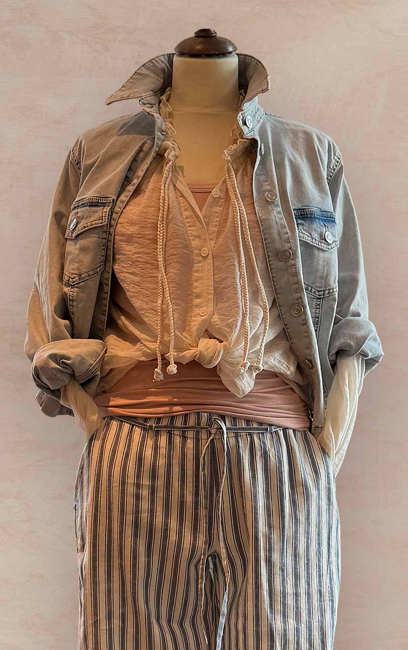 Damenmode - Kombination von Kaputzenpulli und gemusterter Hose aus der aktuellen Frühjahrs-/Sommerkollektion 2025