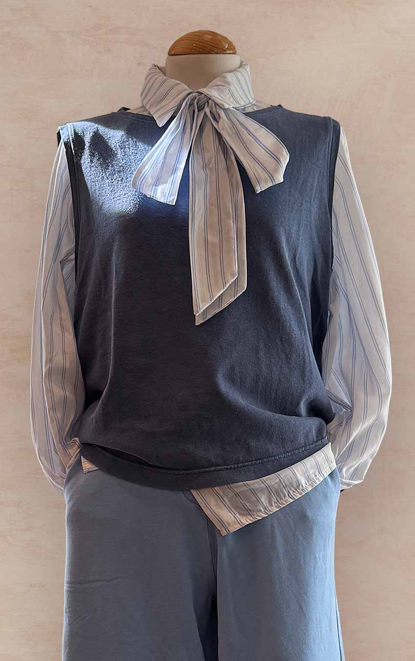 Damenmode - Kombination aus Jacke und gestreifter Hose mit Gürtel aus der aktuellen Frühjahrs-/Sommerkollektion 2025