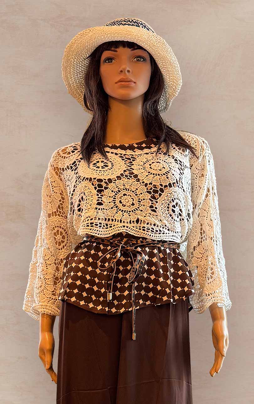 Damenmode - Kombination von Jacke, Bluse und Hose mit Tasche aus der aktuellen Frühjahrs-/Sommerkollektion 2025
