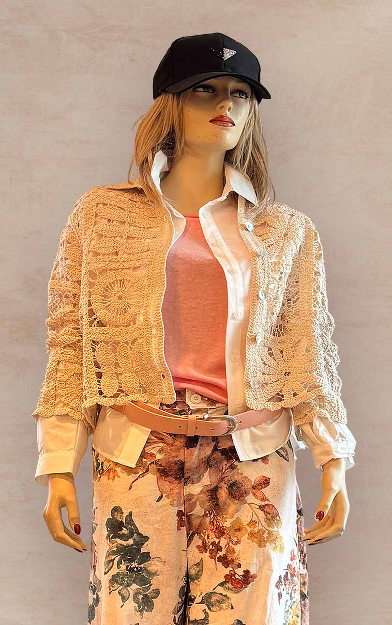 Damenmode - Kombination aus Jacke, Bluse und Hose aus der aktuellen Frühjahrs-/Sommerkollektion 2025