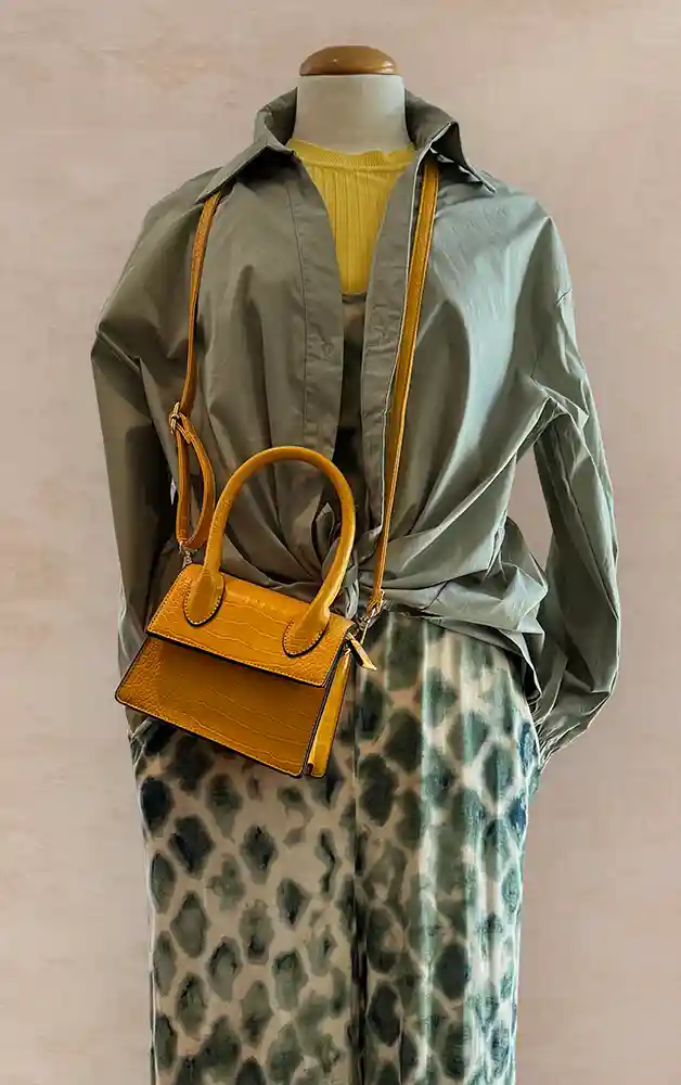 Damenmode - Kombination von Bluse und Hose in Beige mit Tasche aus der aktuellen Frühjahrs-/Sommerkollektion 2025