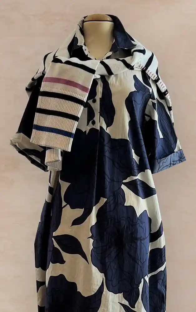 Damenmode - farbige Kombination von Bluse und Rock aus der aktuellen Frühjahrs-/Sommerkollektion 2025