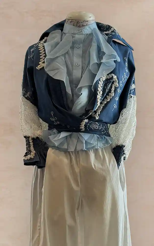 Damenmode - Kombination von Bluse und Hose in Rot mit Tasche aus der aktuellen Frühjahrs-/Sommerkollektion 2025