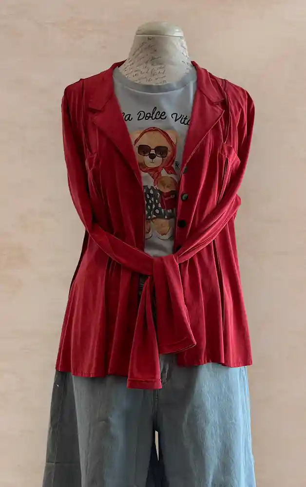 Damenmode - farbenfrohe Kombination von Bluse, Jacke und Hose aus der aktuellen Frühjahrs-/Sommerkollektion 2025