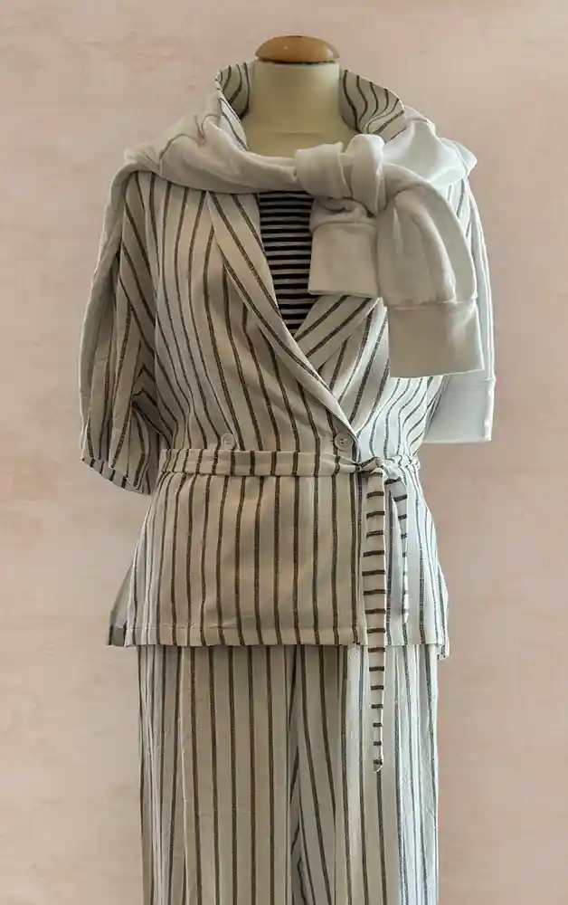 Damenmode - Kombination von Kaputzenpulli und gemusterter Hose aus der aktuellen Frühjahrs-/Sommerkollektion 2025
