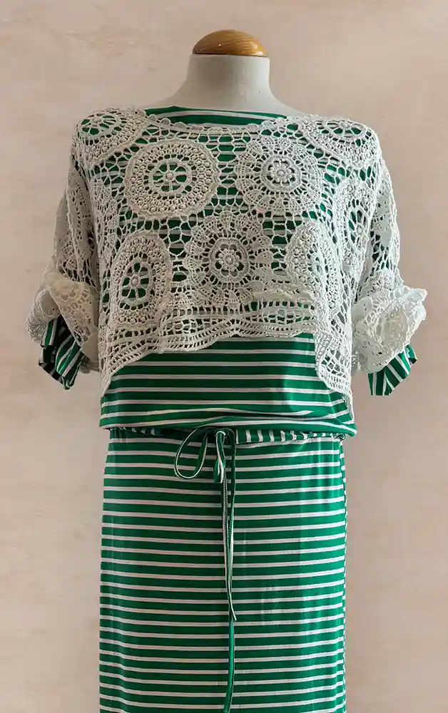 Damenmode - Kombination von Bluse und Hose in Blau aus der aktuellen Frühjahrs-/Sommerkollektion 2025