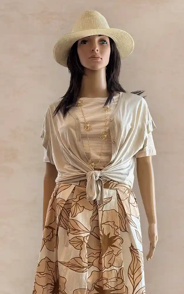 Damenmode - Kombination von Jacke, Bluse und Hose mit Tasche aus der aktuellen Frühjahrs-/Sommerkollektion 2025