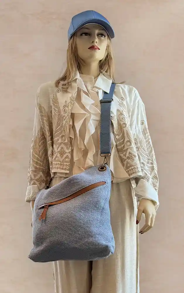 Damenmode - Kombination aus Jacke, Bluse und Hose aus der aktuellen Frühjahrs-/Sommerkollektion 2025