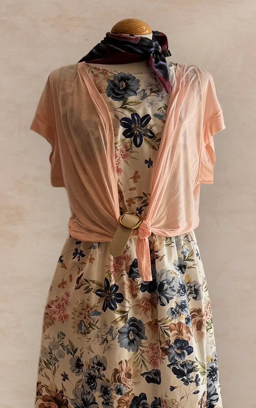 Damenmode - farbige Kombination von Bluse und Rock aus der aktuellen Frühjahrs-/Sommerkollektion 2025