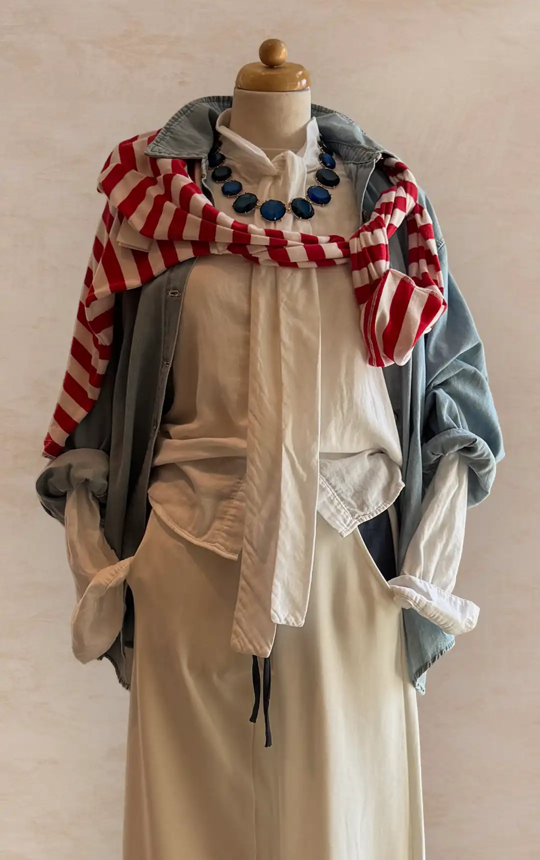 Damenmode - Kombination von Bluse und Hose in Rot mit Tasche aus der aktuellen Frühjahrs-/Sommerkollektion 2025