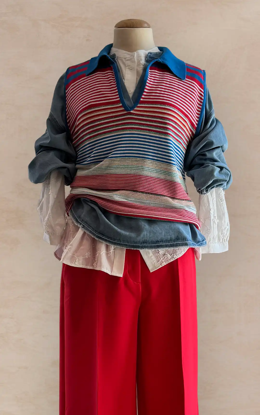 Damenmode - farbenfrohe Kombination von Bluse, Jacke und Hose aus der aktuellen Frühjahrs-/Sommerkollektion 2025