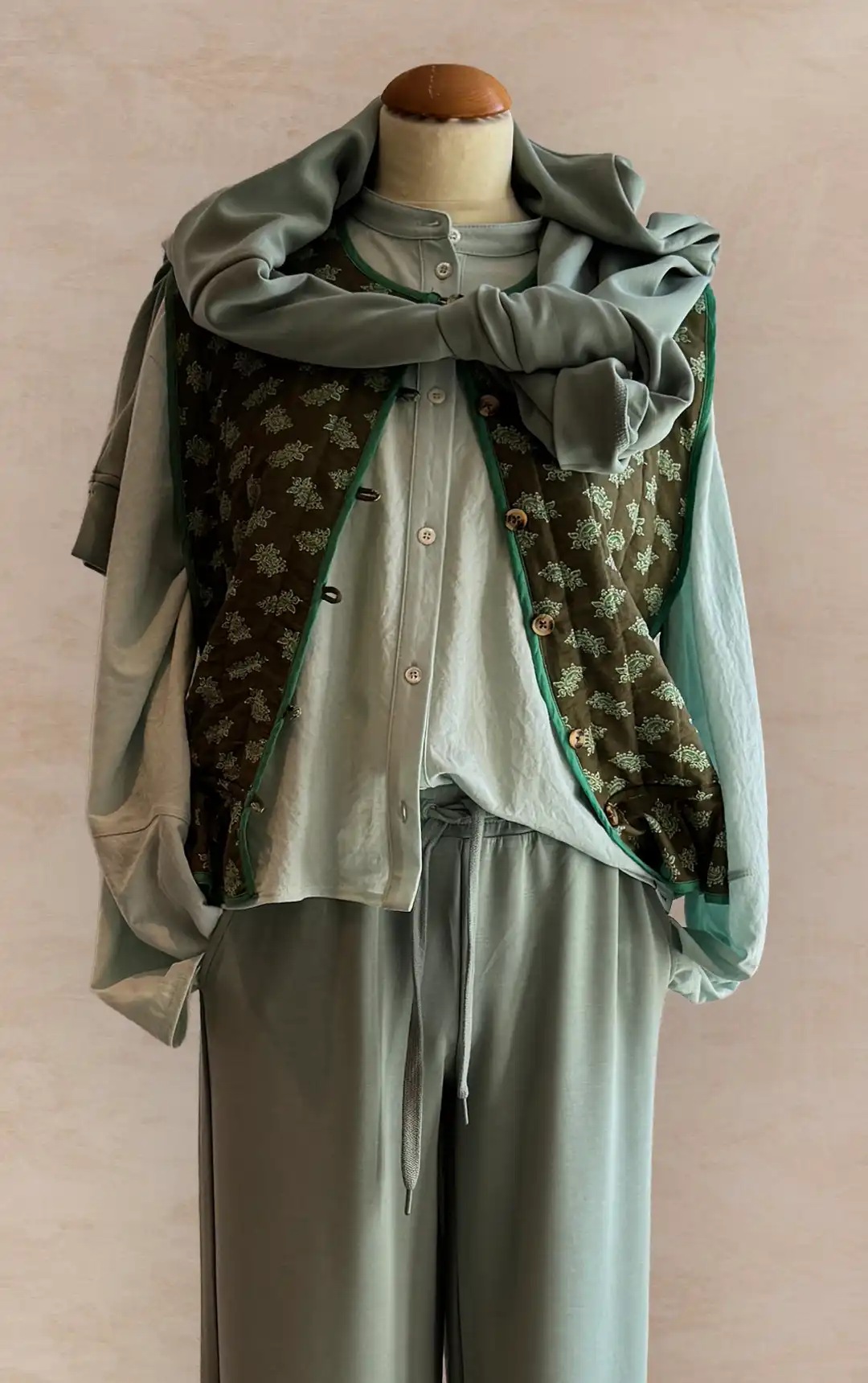Damenmode - Kombination von Hemd, Jacke und Hose in Creme gemustert aus der aktuellen Frühjahrs-/Sommerkollektion 2025