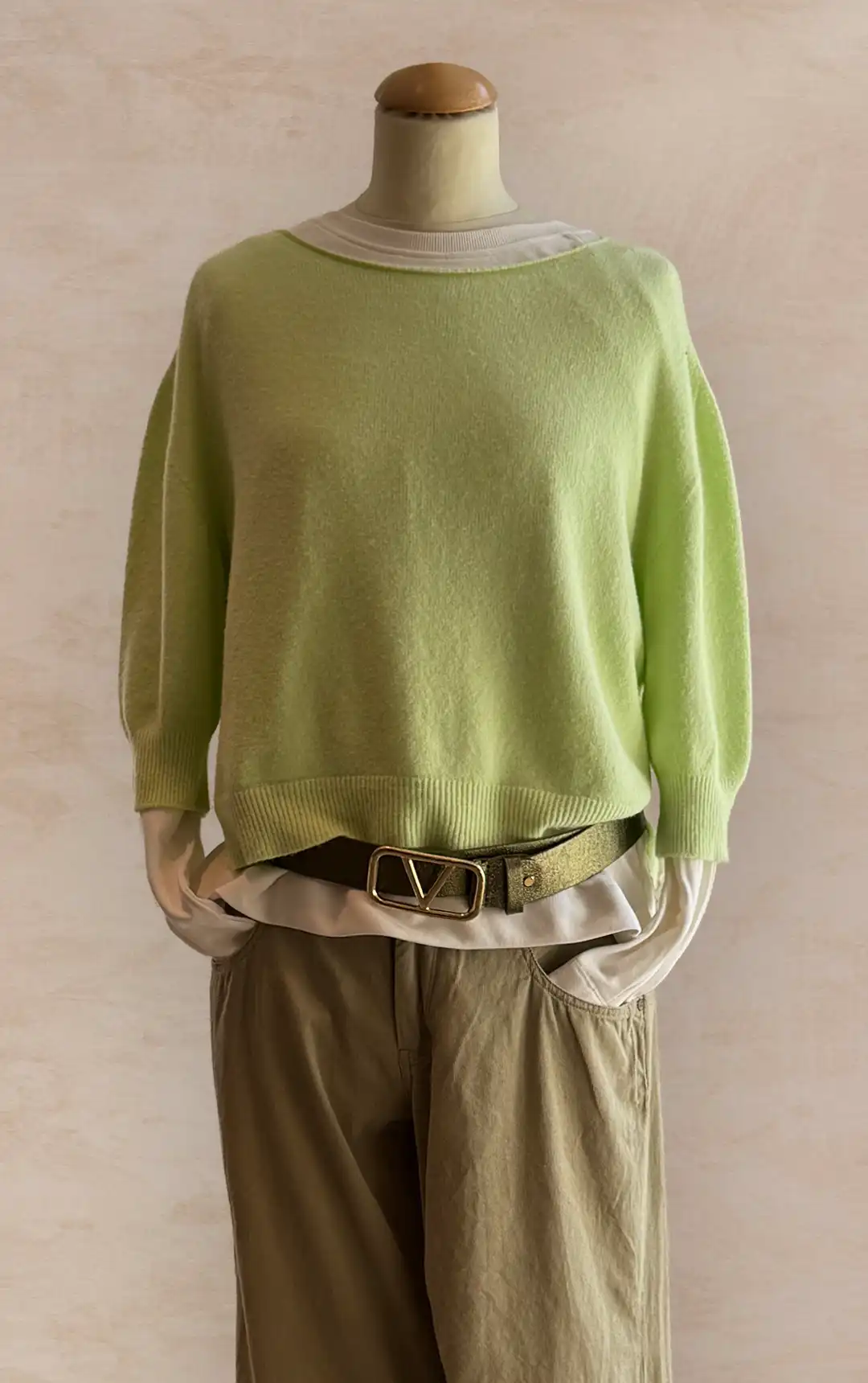 Damenmode - Kombination von Kaputzenpulli und gemusterter Hose aus der aktuellen Frühjahrs-/Sommerkollektion 2025