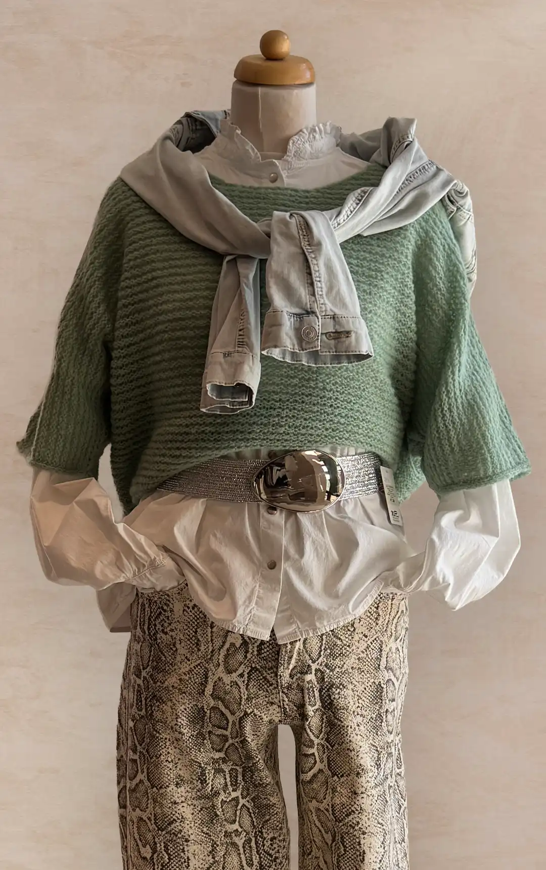 Damenmode - Kombination von Bluse und Hose in Blau aus der aktuellen Frühjahrs-/Sommerkollektion 2025
