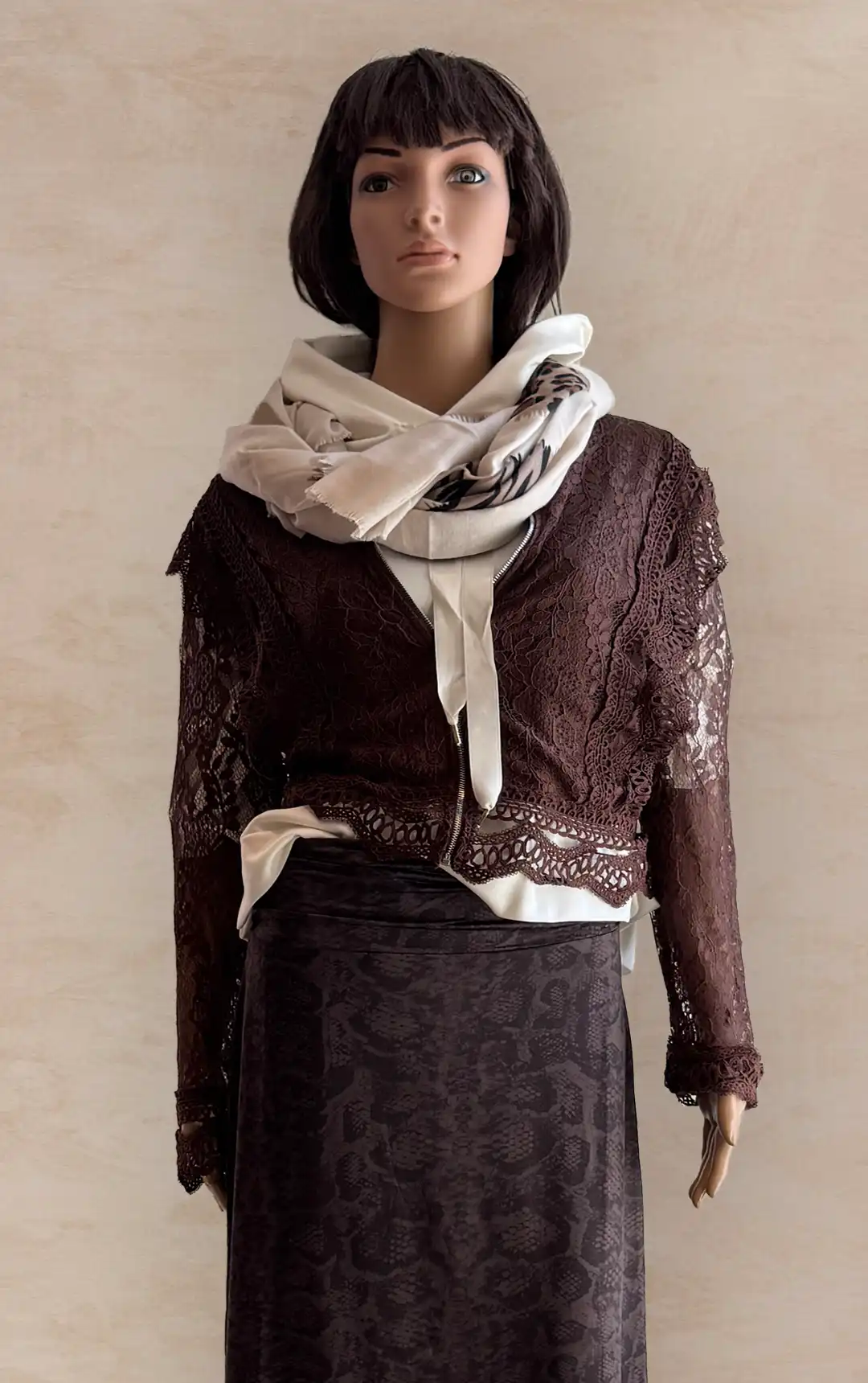 Damenmode - Kombination von Jacke, Bluse und Hose mit Tasche aus der aktuellen Frühjahrs-/Sommerkollektion 2025