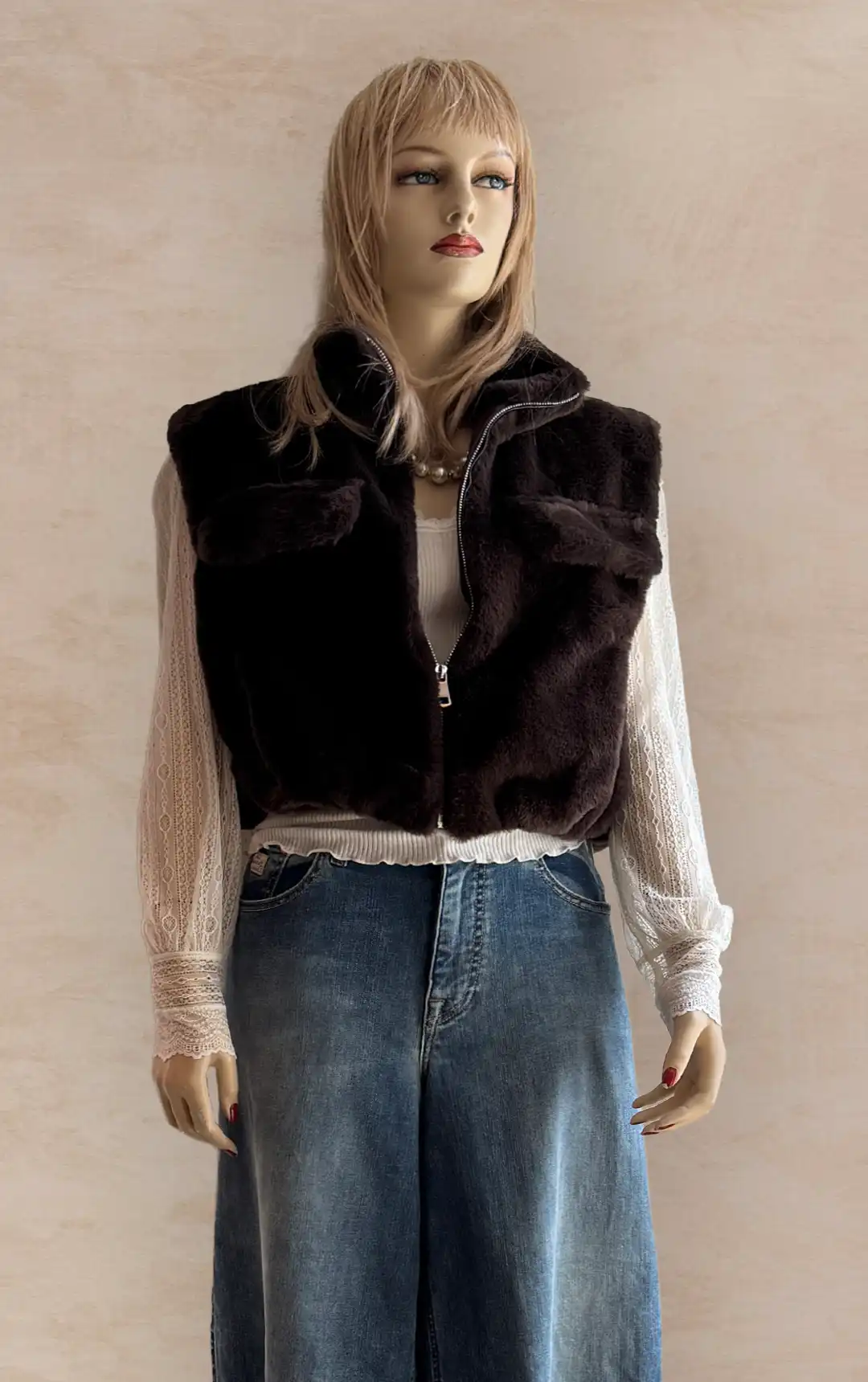 Damenmode - Kombination aus Jacke, Bluse und Hose aus der aktuellen Frühjahrs-/Sommerkollektion 2025