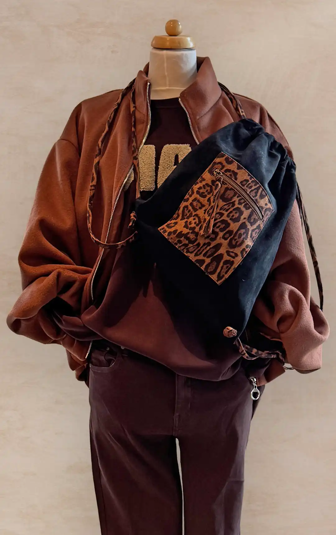 Damenmode - Kombination von Bluse und Hose in Beige mit Tasche aus der aktuellen Herbst-/Winterkollektion 2025