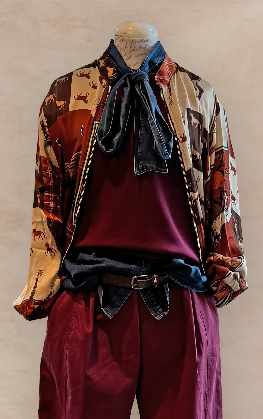 Damenmode - Kombination von Jacke, T-Shirt und Hose mit Basecap aus der aktuellen Herbst-/Winterkollektion 2025