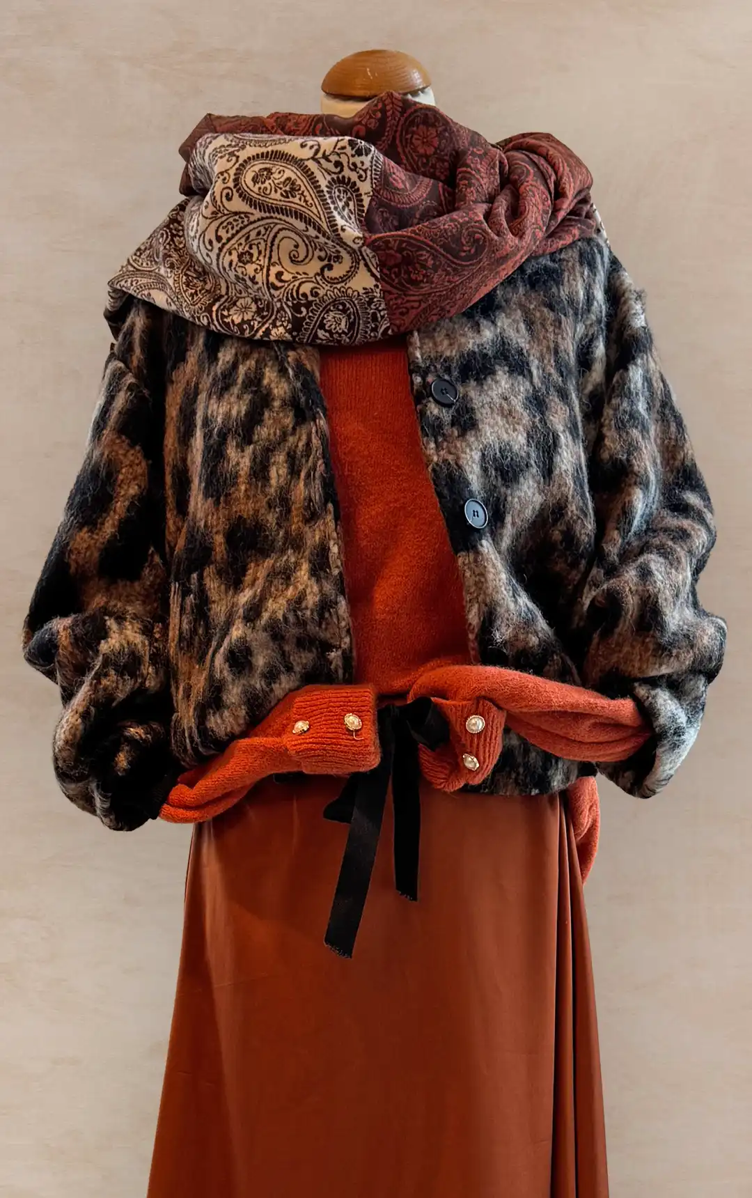Damenmode - Kombination aus Bluse und gemustertem Rock in Beige aus der aktuellen Herbst-/Winterkollektion 2025