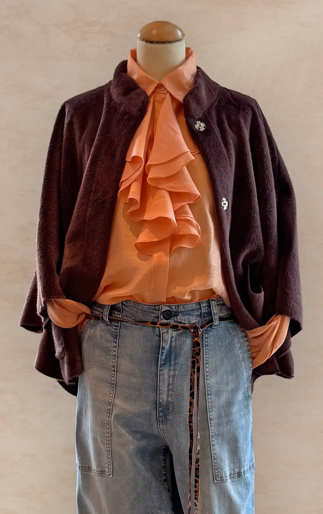 Damenmode - Kombination aus Strickjacke und gemustertem Rock in Rosa aus der aktuellen Herbst-/Winterkollektion 2025