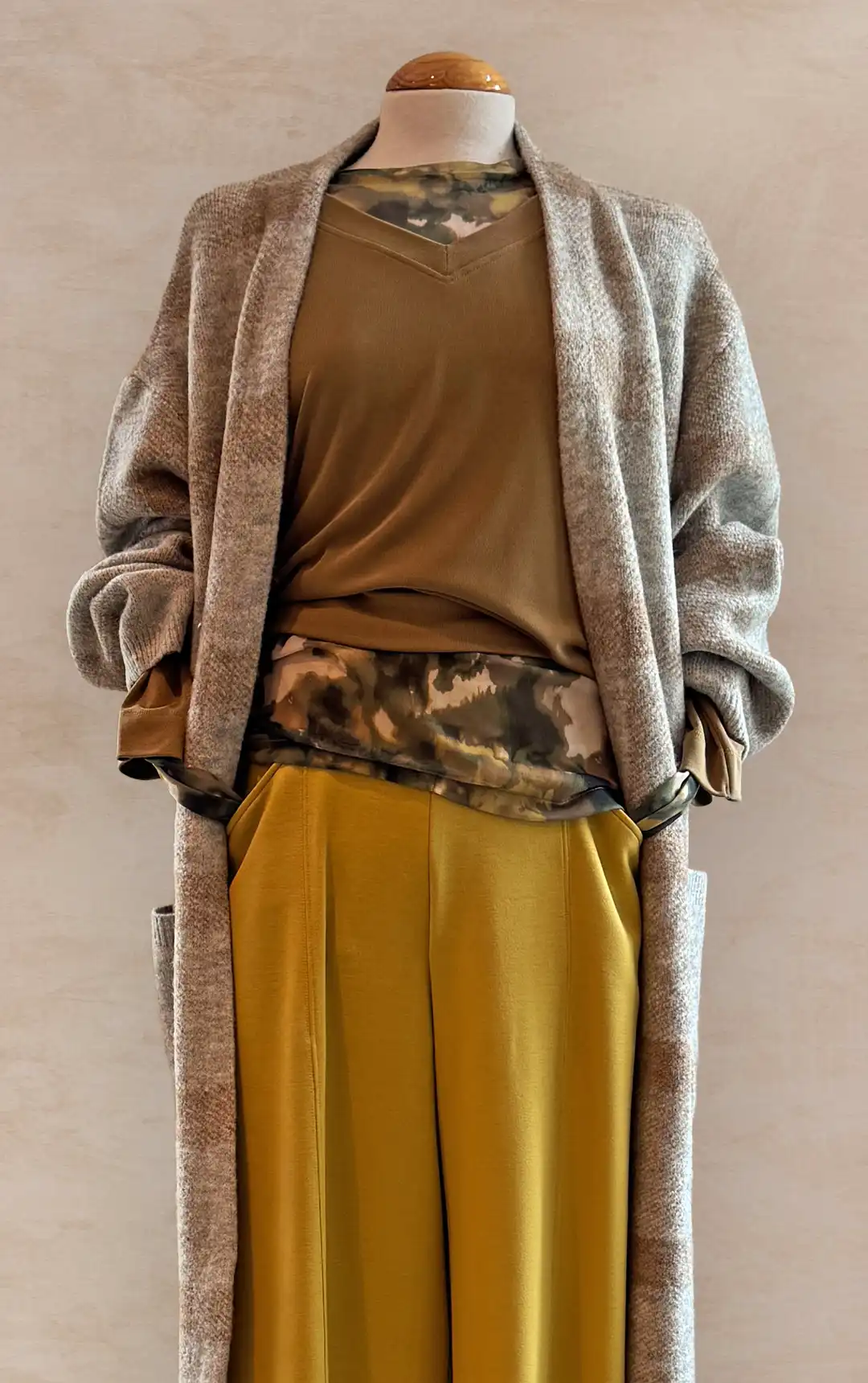 Damenmode - Kombination aus Jacke, T-Shirt und Jeanshose aus der aktuellen Herbst-/Winterkollektion 2025