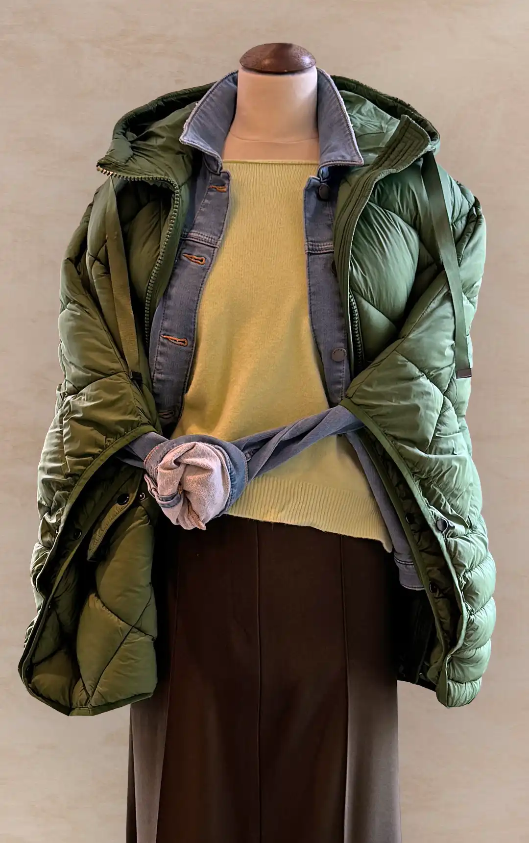 Damenmode - Kombination von Jacke, Bluse und Rock aus der aktuellen Herbst-/Winterkollektion 2025
