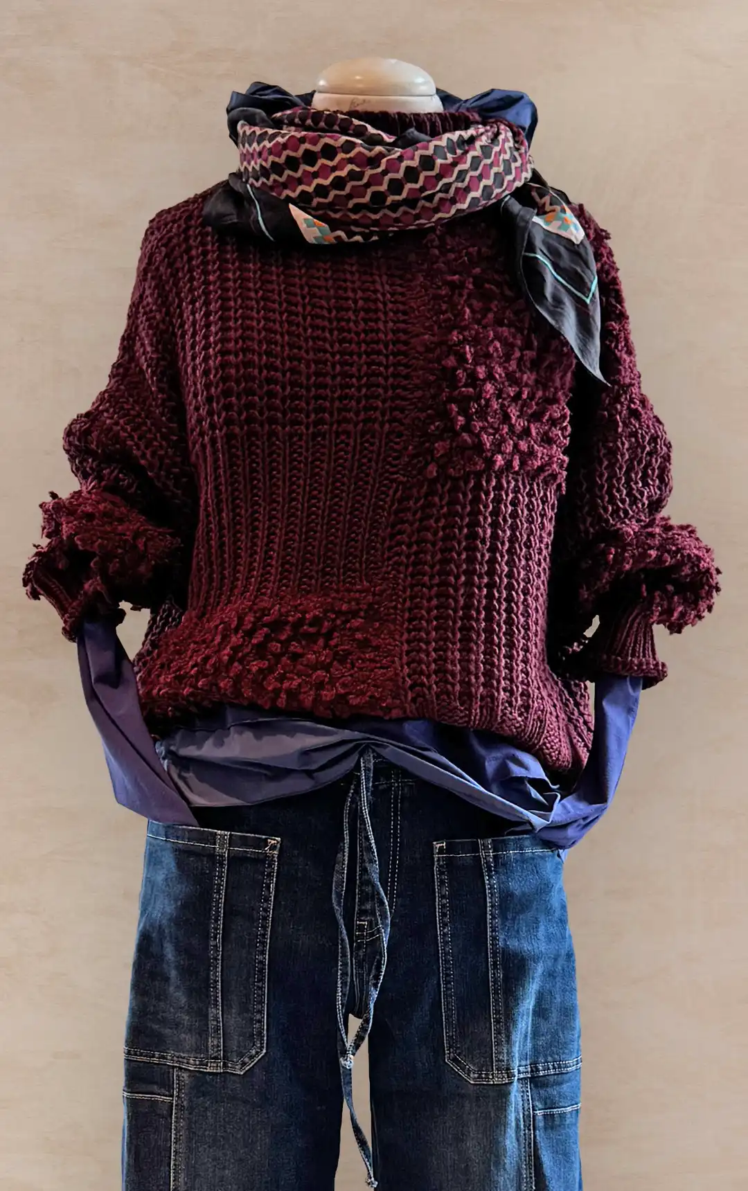 Damenmode - Kombination aus Jacke, Hemd und Rock in Blau und Grau aus der aktuellen Herbst-/Winterkollektion 2025