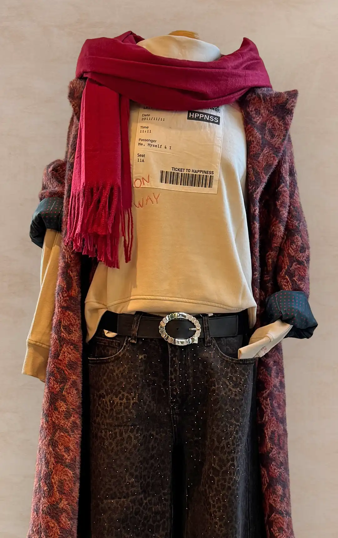 Damenmode - Kombination von Bluse und Hose in Rot mit Tasche aus der aktuellen Herbst-/Winterkollektion 2025
