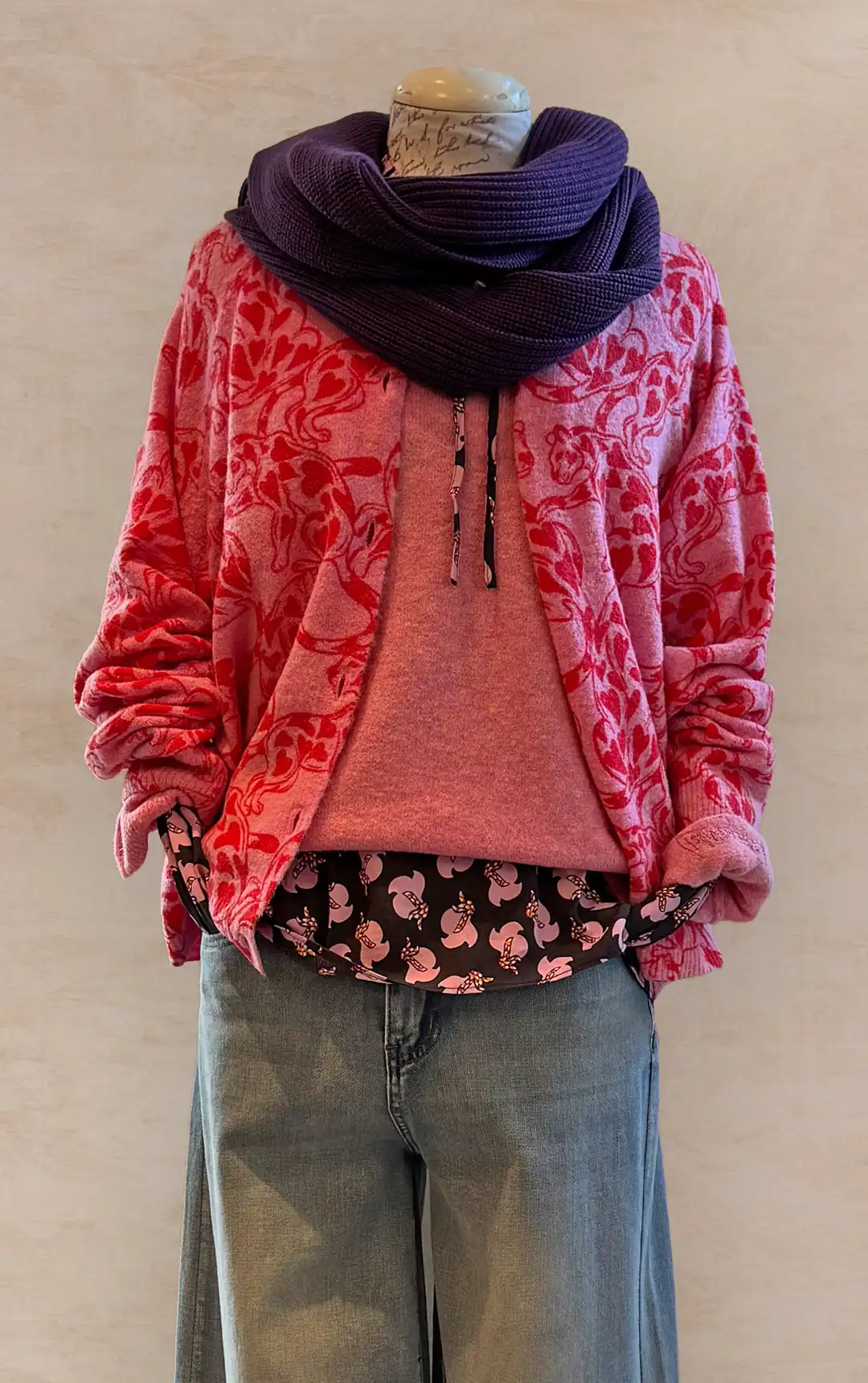 Damenmode - Kombination von T-Shirt und Hose in Orange aus der aktuellen Herbst-/Winterkollektion 2025