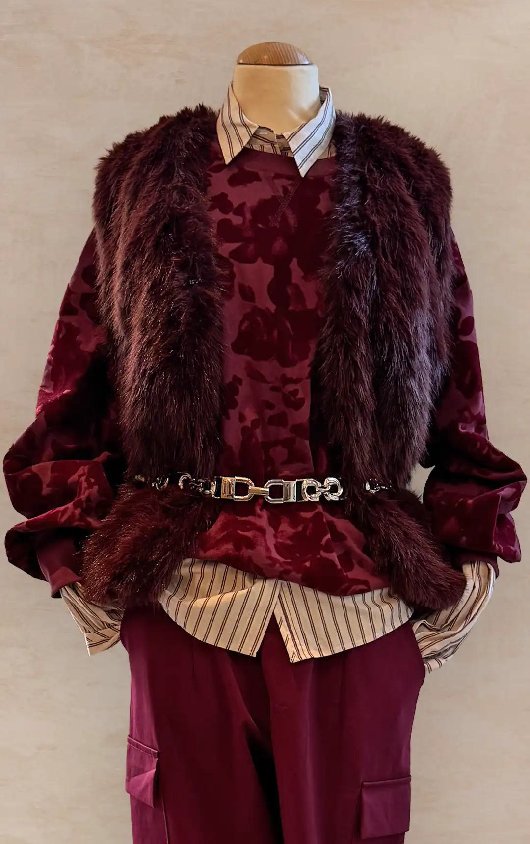 Damenmode - farbenfrohe Kombination von Bluse, Jacke und Hose aus der aktuellen Herbst-/Winterkollektion 2025